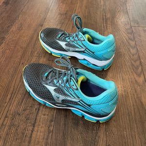 Mizuno Wave Runner 6 Woman’s Running Shoe Blue/Gray Size W8.5 (Used)